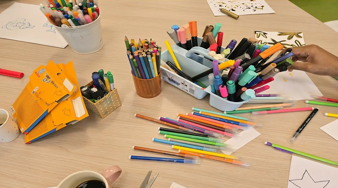 Atelier lumineux dans un cabinet parisien, ambiance apaisante et élégante